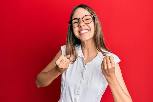 Joven Morena Vestida Con Ropa Casual Gafas Emocionadas Por Éxito —  Fotos de Stock