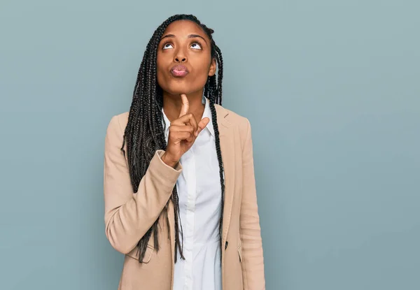 Afrikaans Amerikaanse Vrouw Het Dragen Van Business Jas Denken Geconcentreerd — Stockfoto