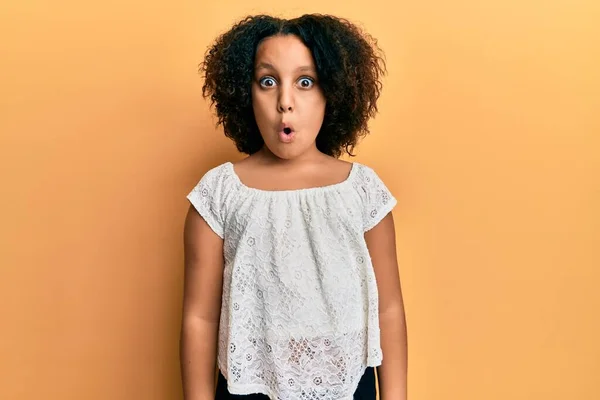 Маленькая Девочка Афро Волосами Повседневной Одежде Испугана Шокирована Неожиданным Выражением — стоковое фото