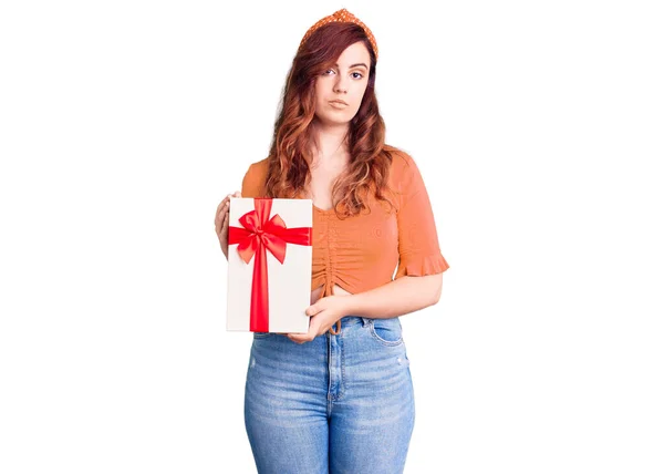 Joven Hermosa Mujer Sosteniendo Actitud Pensamiento Regalo Expresión Sobria Buscando — Foto de Stock