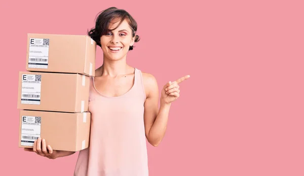 Schöne Junge Frau Mit Kurzen Haaren Die Zustellpakete Hält Und — Stockfoto