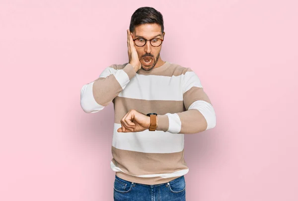 Bello Uomo Con Barba Indossa Abiti Casual Occhiali Guardando Tempo — Foto Stock