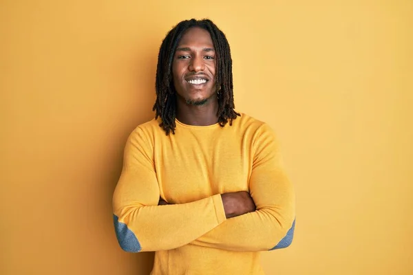 Homem Afro Americano Com Tranças Vestindo Camisola Amarela Casual Rosto — Fotografia de Stock