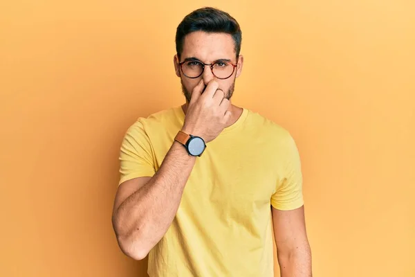 Ung Latinamerikansk Man Vardagskläder Och Glasögon Som Luktar Något Illaluktande — Stockfoto
