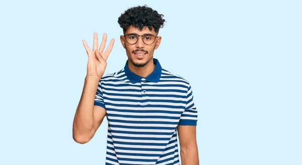 Joven Árabe Vestido Con Ropa Casual Gafas Mostrando Apuntando Hacia —  Fotos de Stock