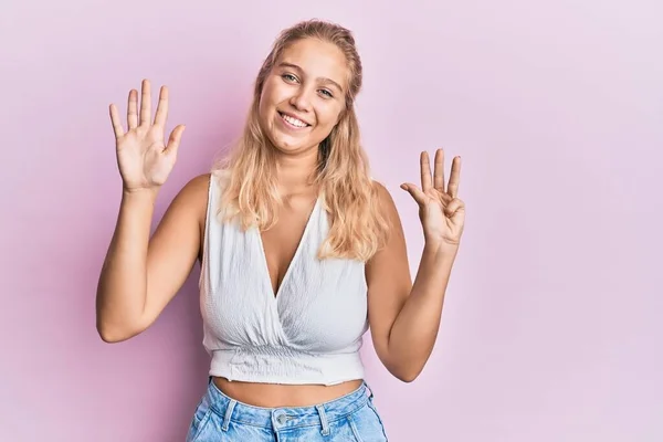 Mladá Blondýna Dívka Sobě Ležérní Oblečení Ukazující Ukazující Nahoru Prsty — Stock fotografie