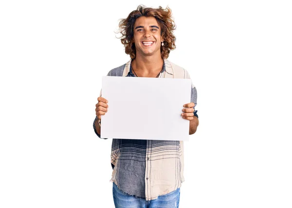 Jovem Hispânico Segurando Banner Vazio Branco Olhando Positivo Feliz Sorrindo — Fotografia de Stock