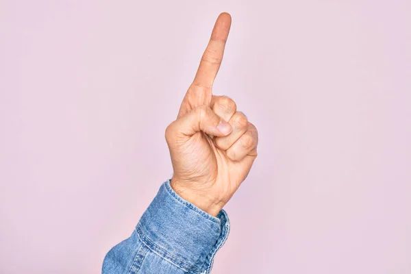 Mano Joven Caucásico Mostrando Dedos Sobre Fondo Rosa Aislado Contando —  Fotos de Stock