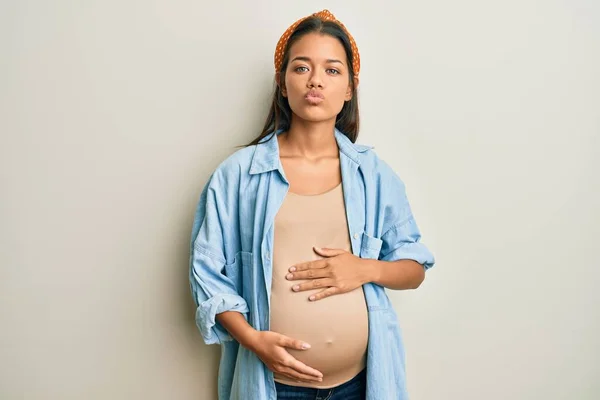 Όμορφη Ισπανόφωνη Γυναίκα Περιμένει Ένα Μωρό Αγγίζει Έγκυο Κοιλιά Κοιτάζοντας — Φωτογραφία Αρχείου