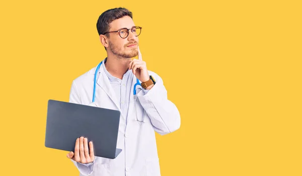 Bonito Jovem Com Urso Vestindo Uniforme Médico Trabalhando Usando Laptop — Fotografia de Stock