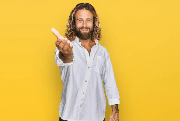 Bonito Homem Com Barba Cabelos Longos Vestindo Roupas Casuais Sorrindo — Fotografia de Stock