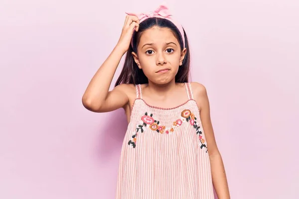 Schöne Kindermädchen Lässiger Kleidung Verwirren Und Wundern Sich Über Fragen — Stockfoto