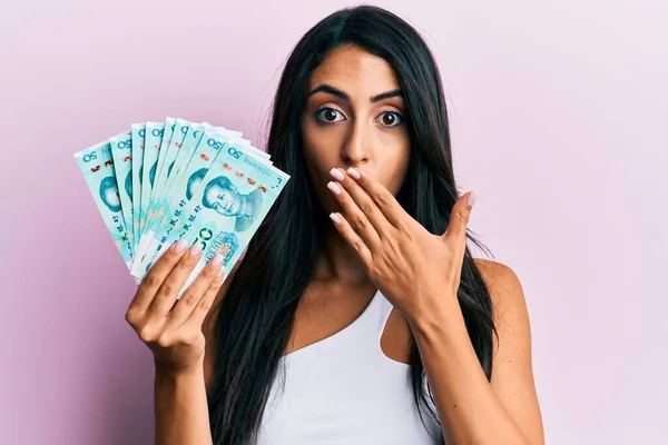 Beautiful Hispanic Woman Holding Yuan Chinese Banknotes Covering Mouth Hand — Stock Photo, Image