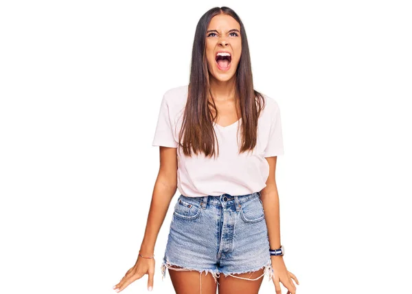 Mujer Hispana Joven Vistiendo Camiseta Blanca Casual Enojada Loca Gritando — Foto de Stock
