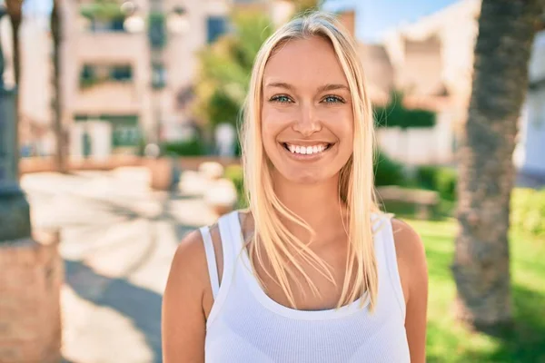 Jovem Loira Sorrindo Feliz Andando Parque — Fotografia de Stock