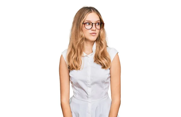 Krásná Mladá Běloška Nosí Ležérní Oblečení Brýle Usmívá Dívá Stranou — Stock fotografie