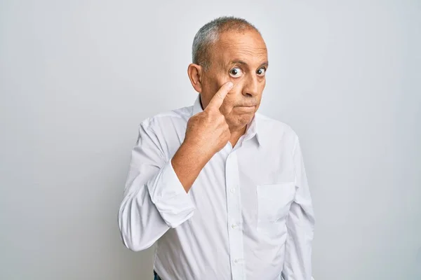 Schöner Älterer Mann Lässigem Weißem Hemd Der Auf Das Auge — Stockfoto