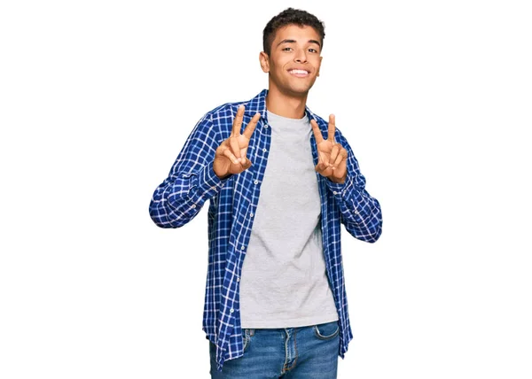 Jovem Afro Americano Bonito Vestindo Roupas Casuais Sorrindo Olhando Para — Fotografia de Stock