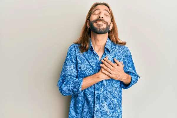 Привабливий Чоловік Довгим Волоссям Бородою Сорочці Років Диско Стилю Посміхаючись — стокове фото