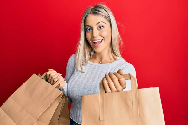 Vacker Blond Kvinna Håller Eco Kartong Shoppingväskor Firar Galen Och — Stockfoto