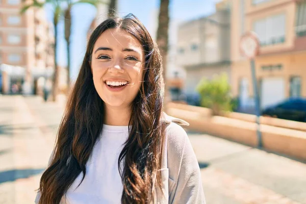 Young Hispanic Woman Smiling Happy Walking City — Stock Photo, Image