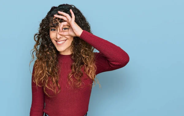 Menina Hispânica Jovem Vestindo Roupas Casuais Fazendo Gesto Com Mão — Fotografia de Stock