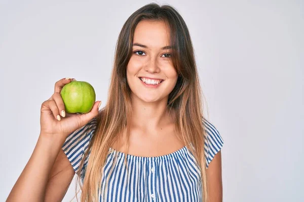 Krásná Běloška Drží Zelené Jablko Vypadá Pozitivně Šťastně Stojící Usmívá — Stock fotografie