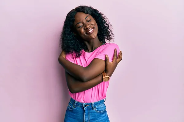 Piękna Afrykańska Młoda Kobieta Ubrana Luźny Różowy Shirt Przytulająca Się — Zdjęcie stockowe