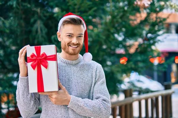 Jonge Blanke Man Draagt Kerstmuts Met Cadeautje Het Park — Stockfoto