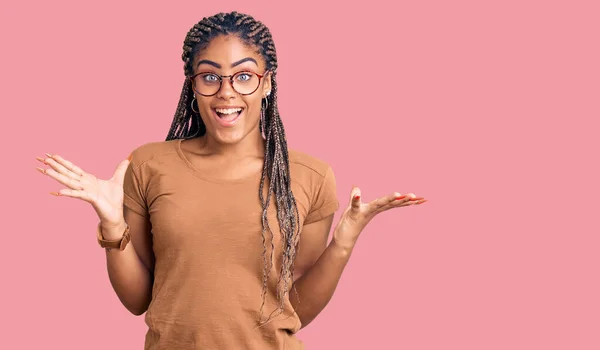 Mujer Afroamericana Joven Con Trenzas Vestidas Con Ropa Casual Gafas —  Fotos de Stock