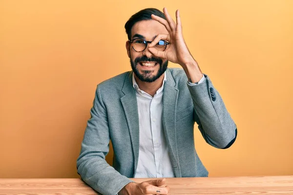 Junger Hispanischer Mann Der Büro Arbeitet Macht Geste Mit Lächelnder — Stockfoto