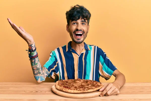 Fiatal Spanyol Férfi Eszik Olasz Pizza Asztalon Ünneplő Győzelem Boldog — Stock Fotó