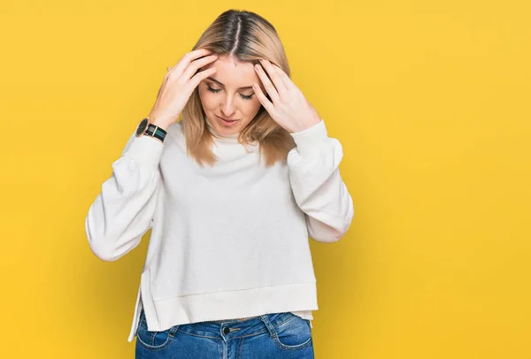 Junge Kaukasische Frau Lässigem Winterpullover Mit Kopfschmerzen Verzweifelt Und Gestresst — Stockfoto