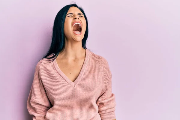 Jeune Femme Caucasienne Vêtue Vêtements Décontractés Colère Folle Criant Frustrée — Photo