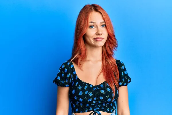 Jeune Belle Femme Rousse Portant Des Vêtements Décontractés Sur Fond — Photo