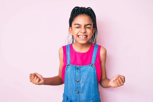 Niña Afroamericana Joven Con Trenzas Vestidas Con Ropa Casual Sobre — Foto de Stock