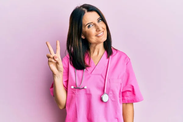 Mulher Morena Meia Idade Vestindo Uniforme Médico Estetoscópio Mostrando Apontando — Fotografia de Stock