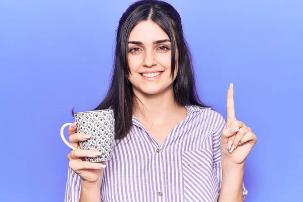 Joven Hermosa Chica Bebiendo Taza Café Sonriendo Con Una Idea —  Fotos de Stock