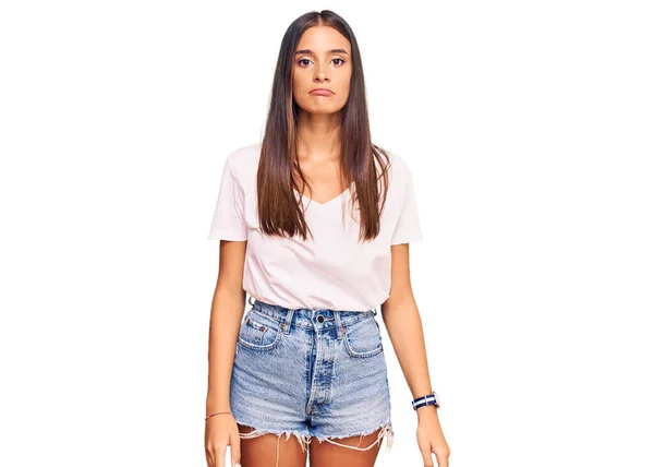 Mujer Hispana Joven Con Camiseta Blanca Casual Deprimida Preocupada Por — Foto de Stock