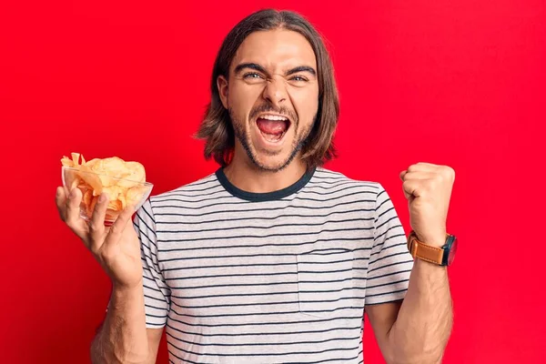 Jeune Homme Beau Tenant Puce Pomme Terre Criant Fier Célébrant — Photo