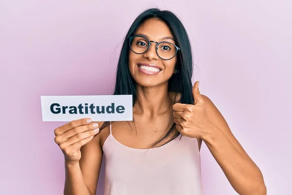 Young African American Woman Holding Gratitude Message Paper Smiling Happy — Stock Photo, Image