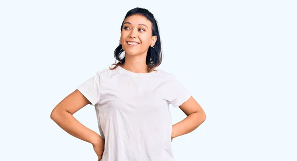Ung Kvinna Klädd Avslappnade Kläder Tittar Bort Till Sidan Med — Stockfoto