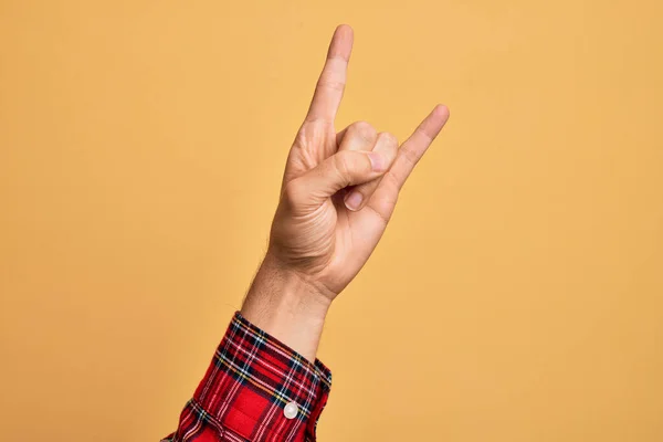 Hand Kaukasiska Ung Man Visar Fingrar Över Isolerade Gul Bakgrund — Stockfoto