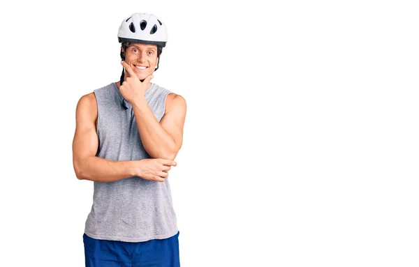 Joven Hombre Guapo Con Casco Bicicleta Mirando Con Confianza Cámara — Foto de Stock