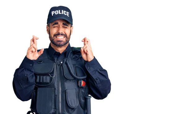 Joven Hispano Vestido Con Uniforme Policial Gesto Cruzado Sonriendo Con —  Fotos de Stock