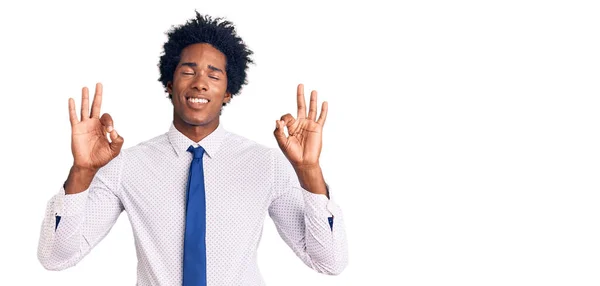 英俊的非洲裔美国男人 留着非洲裔头发 穿着商务服装 闭上双眼微笑 用手指做冥想手势 瑜伽概念 — 图库照片