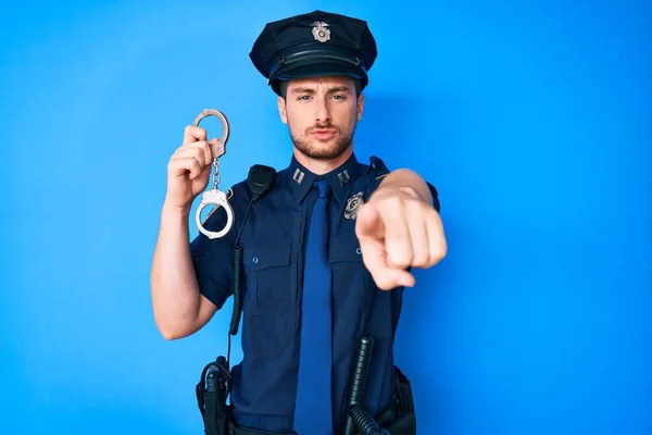 Jeune Homme Caucasien Portant Uniforme Police Tenant Les Menottes Pointant — Photo