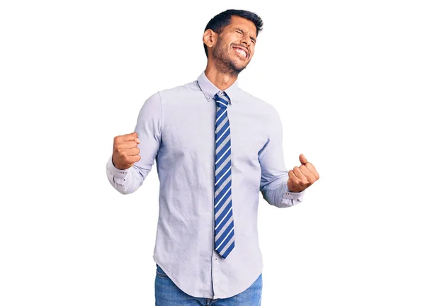 Mladý Latinský Muž Oblečený Obchodním Oblečení Velmi Šťastný Vzrušený Dělá — Stock fotografie
