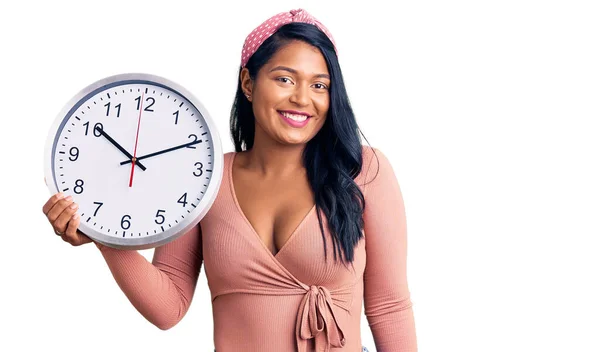 Mujer Hispana Con Pelo Largo Sosteniendo Gran Reloj Que Positiva —  Fotos de Stock