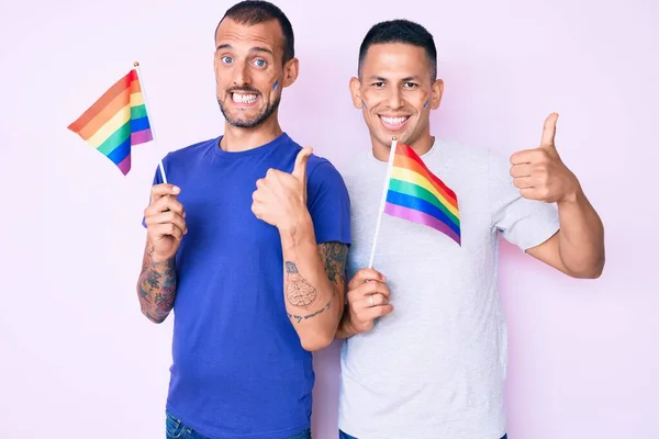 Joven Gay Pareja Dos Hombres Sosteniendo Arco Iris Lgbtq Banderas — Foto de Stock